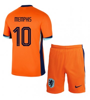 Holland Memphis Depay #10 Replika Babytøj Hjemmebanesæt Børn EM 2024 Kortærmet (+ Korte bukser)